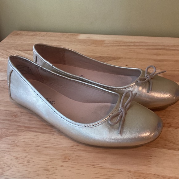 American Eagle Metallic Ballet Flats with Bow Accent - Picture 3 of 12
